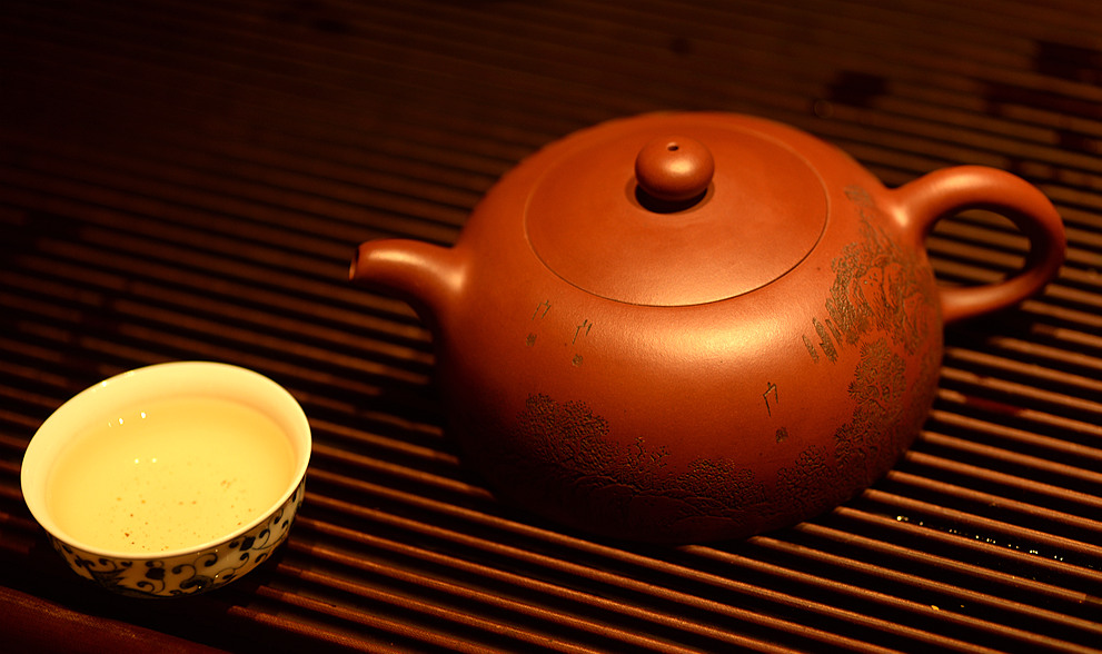 茶香袅袅画中游，茶水养生好处多